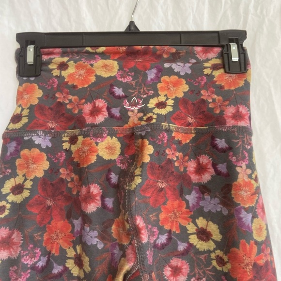 Beyond Yoga Pressed Flowers SoftMark High Waisted Midi Legging Size Small - Picture 16 of 16